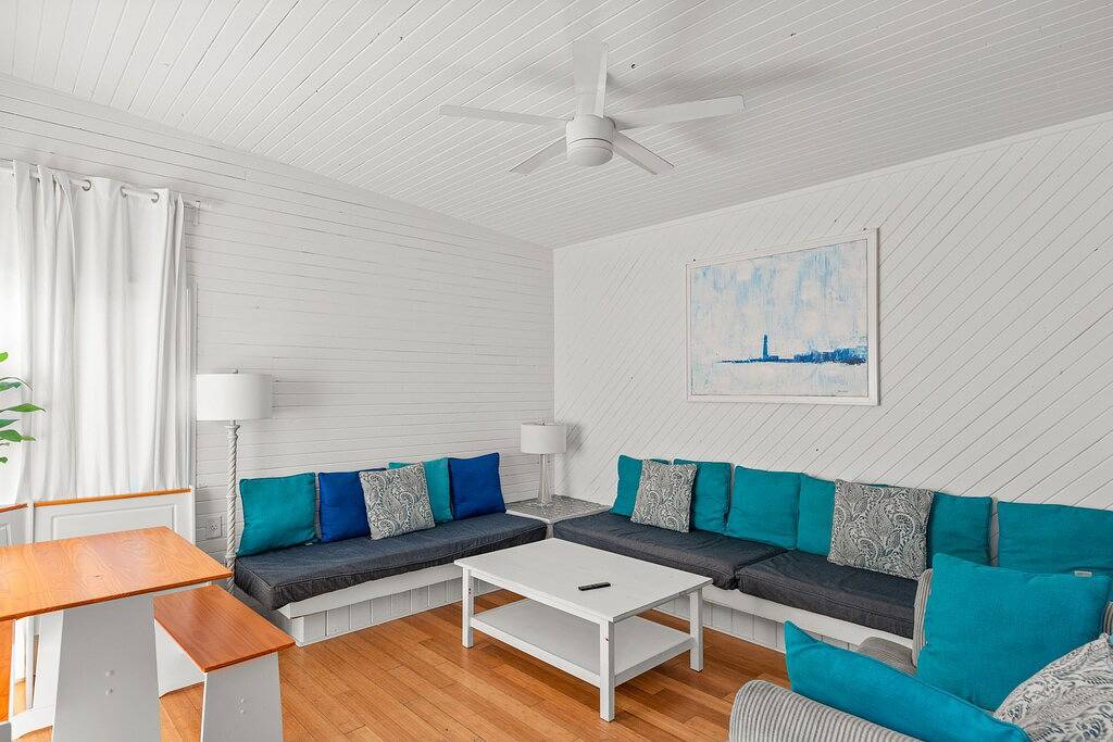 Aktualisiertes Haus mit großartiger Lage, geräumigem Wohn- und Außenbereich! in Fire Island, Suffolk County