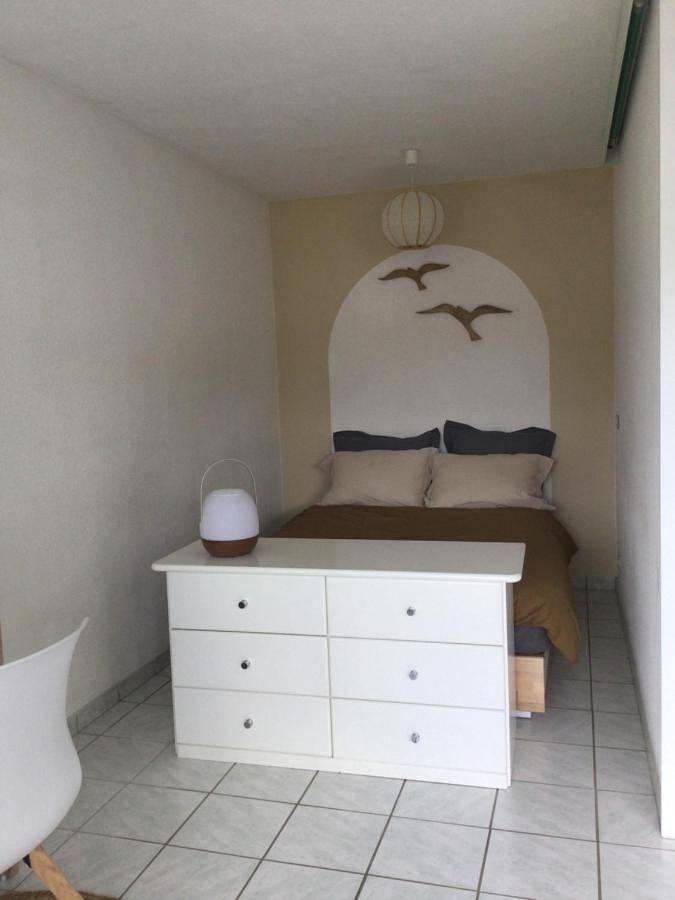 Gîte pour 4 personnes, avec terrasse ainsi que vue et piscine dans Port Gregau - 4