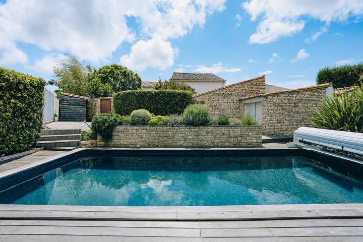 Location de vacances pour 8 personnes, avec terrasse ainsi que jardin et piscine à La Flotte - 2