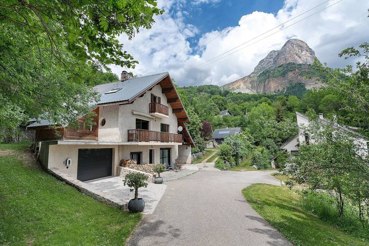 Appartement entier, Appartement « Duplex La Source Amélie » : vue montagne, terrasse privée et Wi-Fi in Saint-Pancrasse, Isère