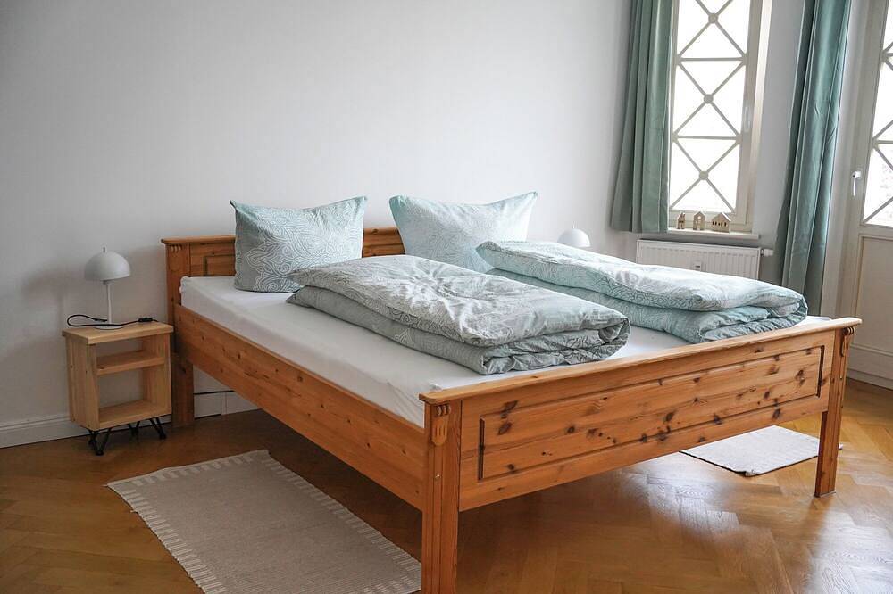 Ganze Wohnung, Helle und große Ferienwohnung mit zwei Schlafzimmern und Parkplatz in Quedlinburg, Harzvorland
