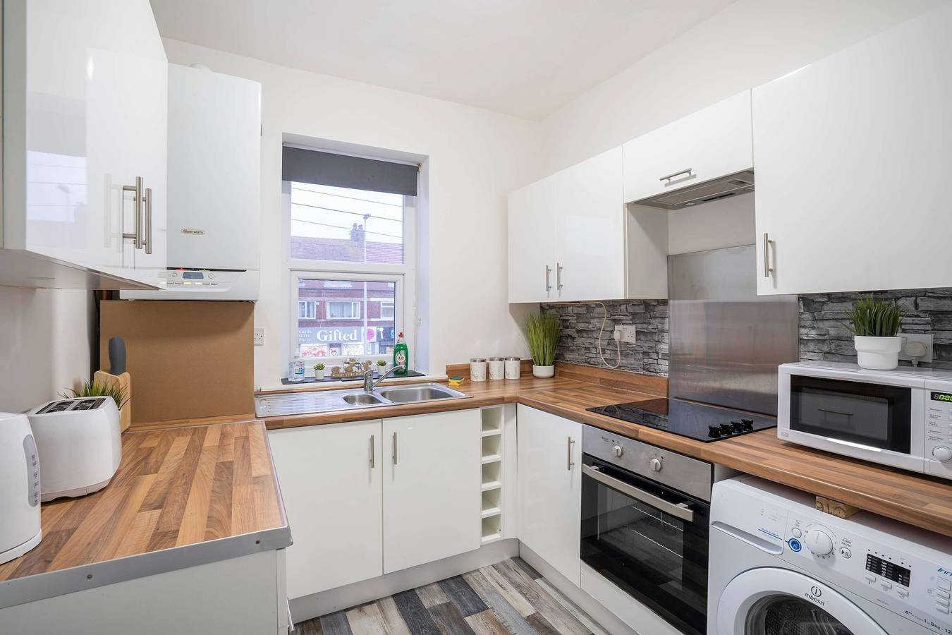 Entire apartment, Walk to the Beach- Family-Friendly 4Br w Parking in Blackpool Pleasure Beach, North West England