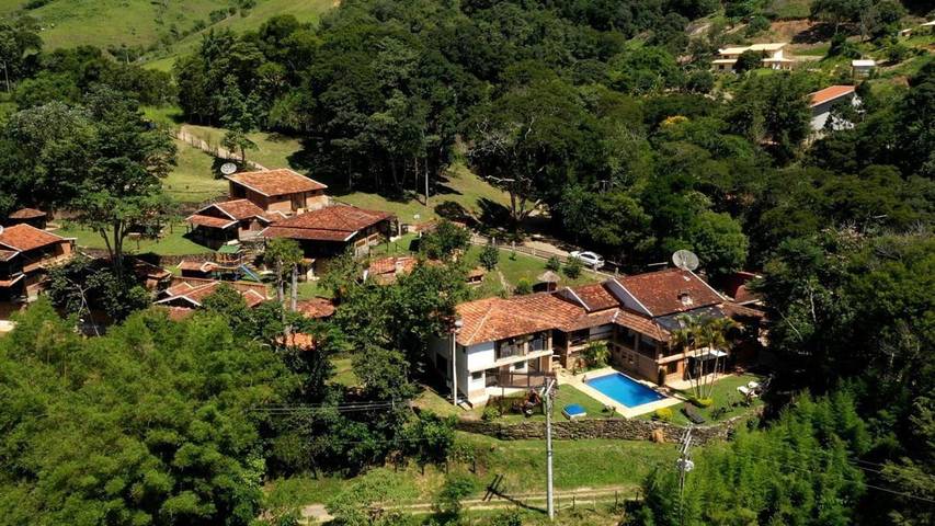 Pousadas para 4 pessoas, com piscina e vista e ainda vista para o lago and jardim, com animais de estimação em Cunha