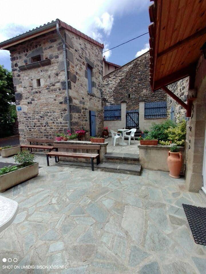 Casa de huéspedes para 6 personas con terraza in Clémensat, Macizo Central