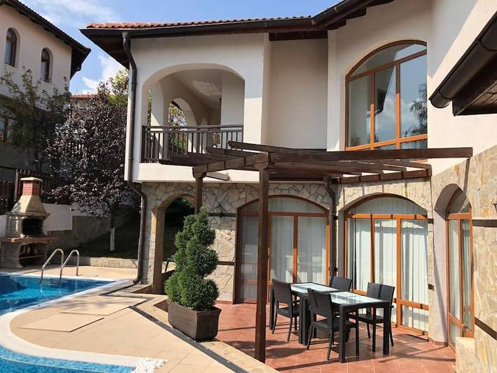 Ferienhaus für 8 Personen, mit Balkon und Terrasse sowie Garten und Pool