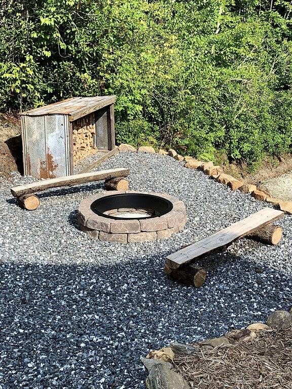 Hot Tub/Covered Deck With Mountains & Lake Views - Quiet - Fragrance Free in Fontana Lake