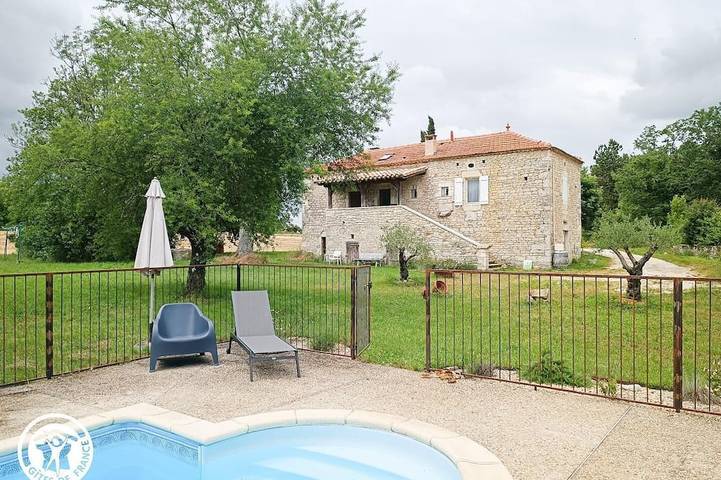 Location de vacances pour 4 personnes, avec jardin et piscine à Villesèque