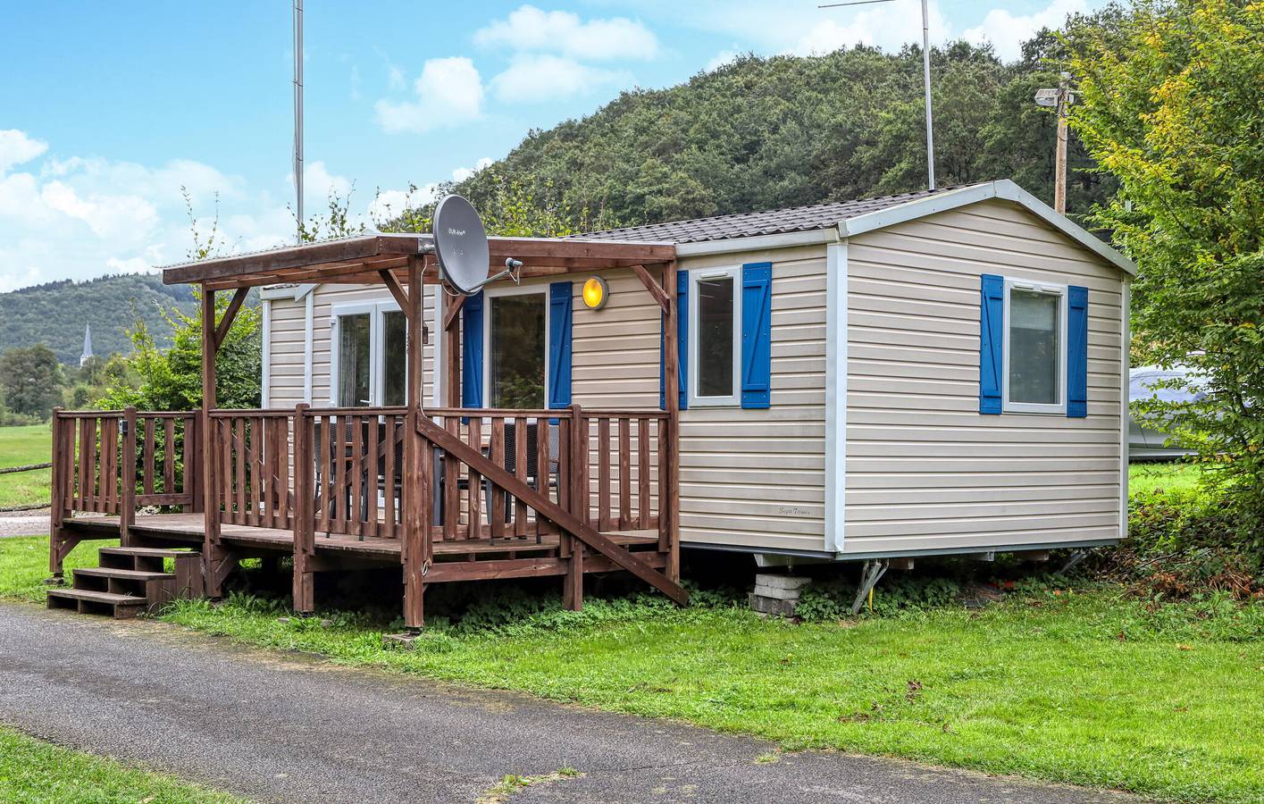 Mobil-home confortable près du centre ville avec terrasse-jardin in Irrhausen, Arrondissement d'Eifel-Bitburg-Prüm