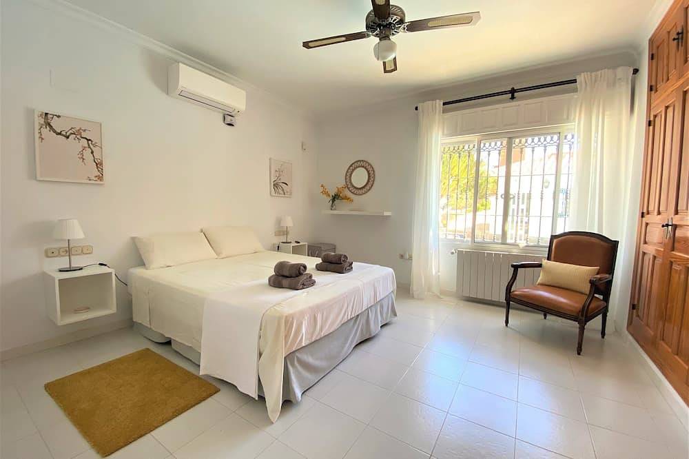 Impressive villa with private pool & sea views on a finca in Vélez-Málaga, Costa del Sol