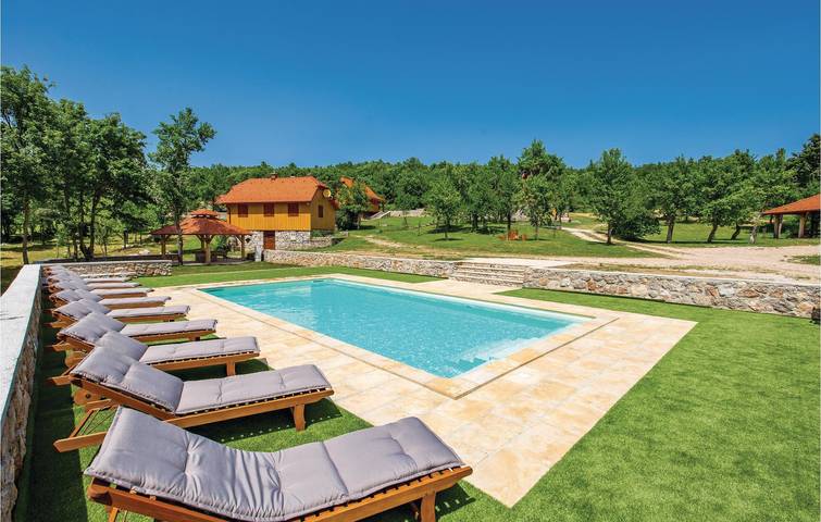 Encantador apartamento vacacional con piscina, terraza y wifi in Condado de Lika-Senj