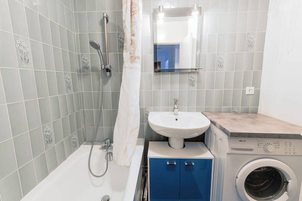 Entire apartment, Lovely Family Stay - Two  Bedroom - Right Edge of Paris in Clichy, Hauts-de-Seine