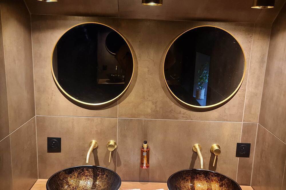 Entire apartment, Chalet des Loups - \"Le refuge\" luxury wellness suite in Sainte-Thérèse, Haute-Saône
