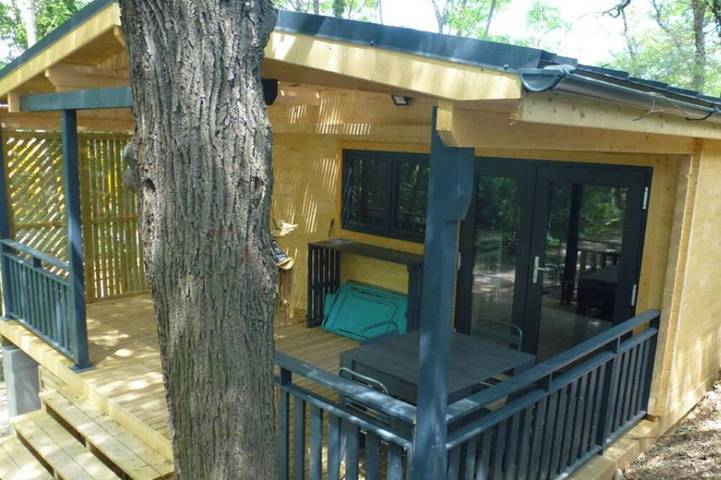 Chalet pour 4 personnes, avec Balcon et Jacuzzi ainsi que Jardin et Piscine