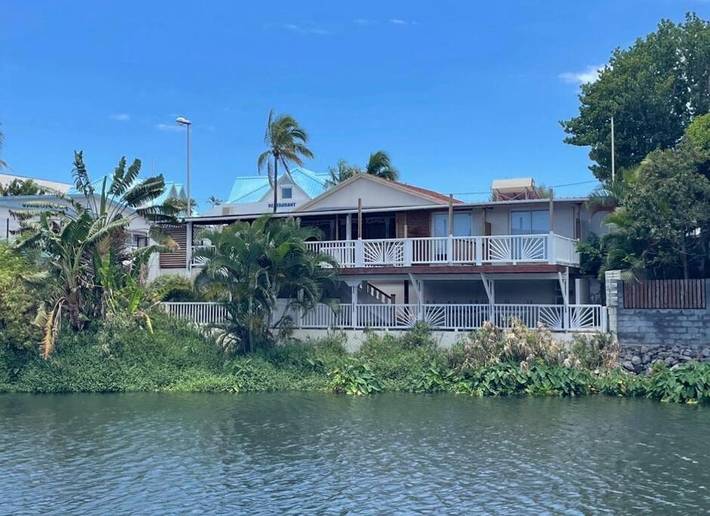 Location de vacances pour 20 personnes, avec vue ainsi que jardin et terrasse dans Port de Saint-Gilles les Bains