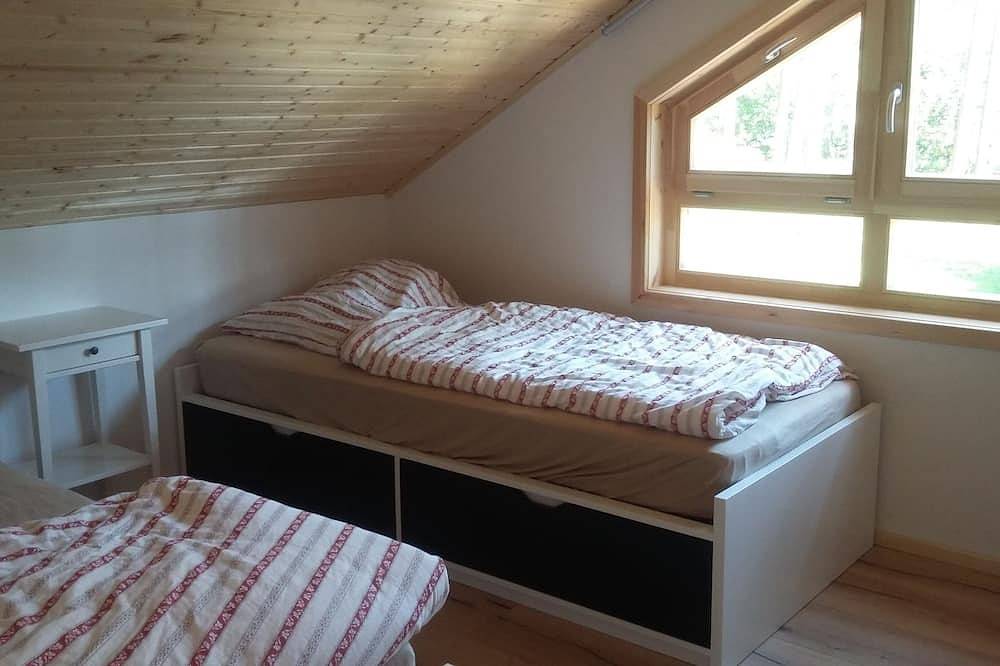 Stilvolles, helles Holzhaus am Wald in unmittelbarer Nähe von klarem Badesee in Rutenberg, Lychen