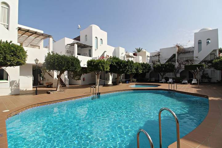 Apartamento de vacaciones para 4 personas, con jardín además de terraza y piscina - 1