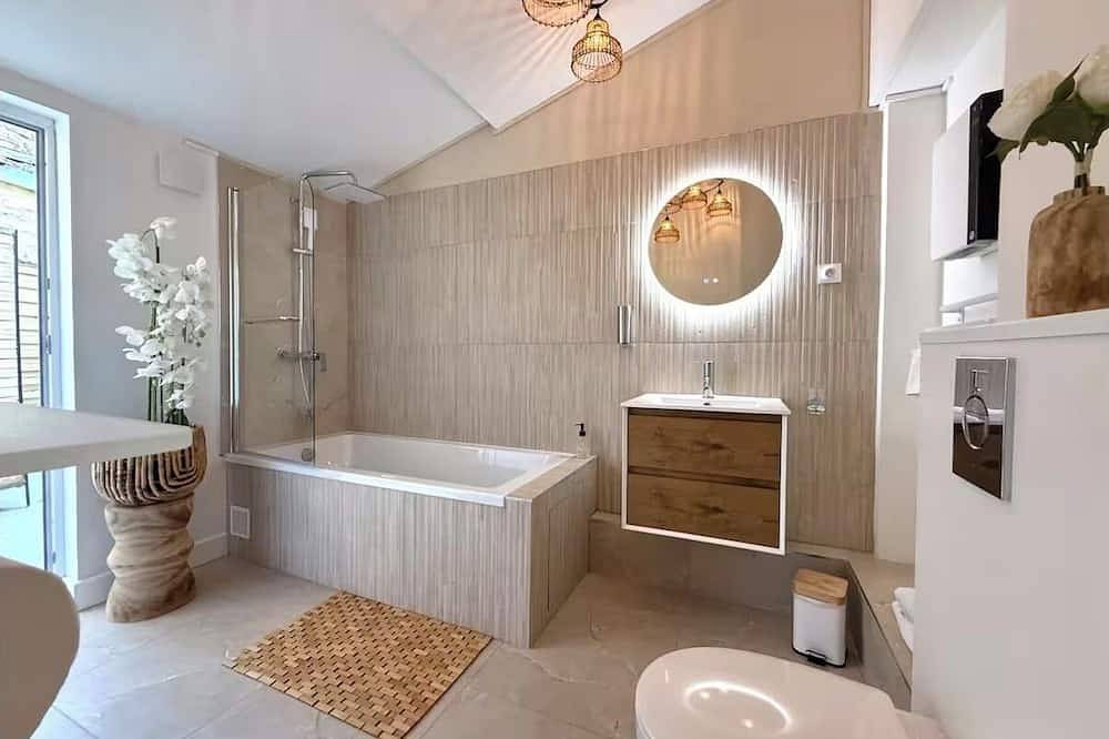 Entire apartment, Brise Bohème Charming apartment with bathtub in Calais, Calais region