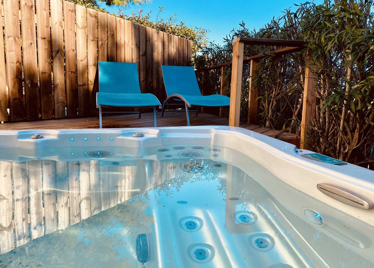 Jacuzzi privé 24h. Plage à 600 m. #Demeureinsolite in Gruissan (Ville), Gruissan