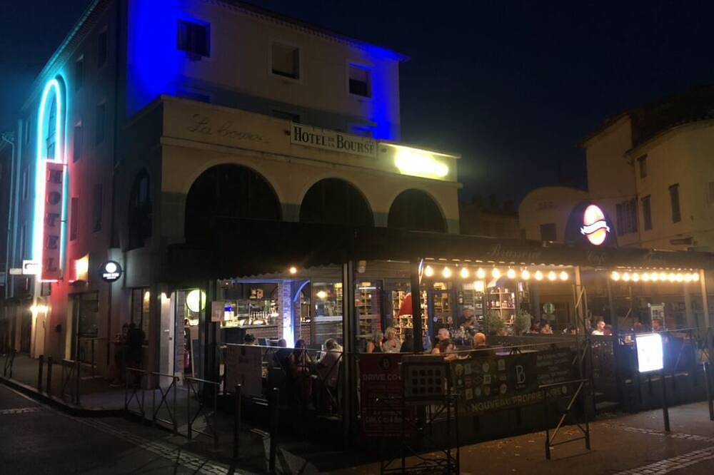 Beautiful spacious room and bar restaurant in Pont-Saint-Esprit, Nimes und Umgebung