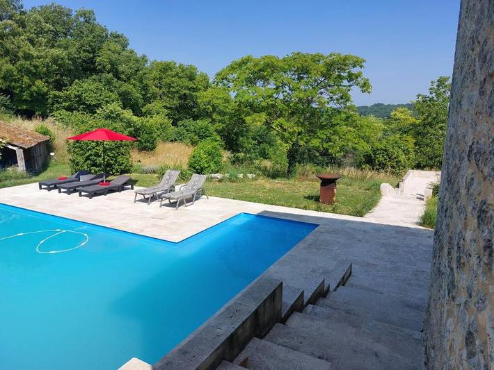 Location de vacances pour 2 personnes, avec jardin ainsi que vue et piscine à Lacour