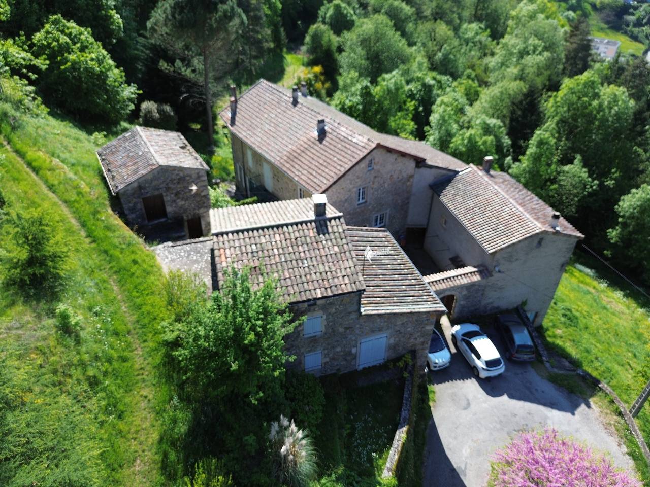 Maison de vacances « Mas Le Manoulier, 14 places » avec vue montagne, piscine privée et terrasse in Saint-Sauveur-de-Montagut, Parc naturel régional des Monts d'Ardèche