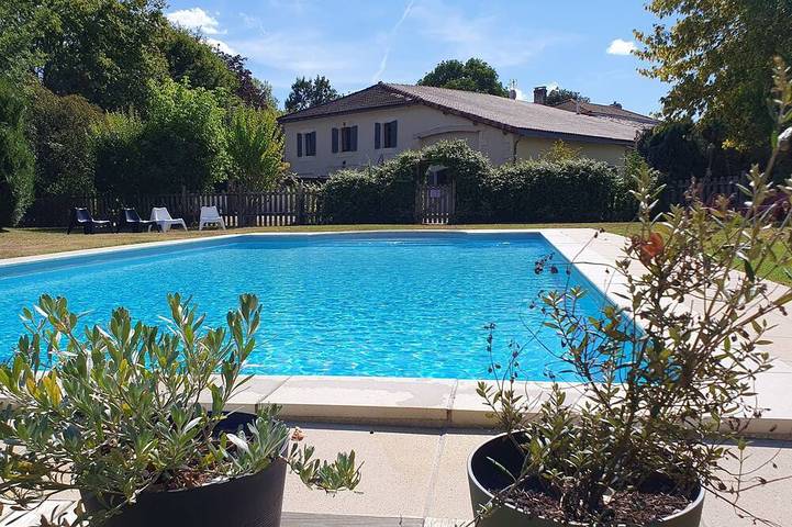 Gîte pour 12 personnes, avec jardin à Chaunac