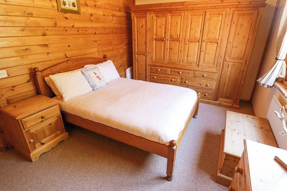 Jemima Lodge, pet friendly, with hot tub in Tattershall in Tattershall, Lincolnshire