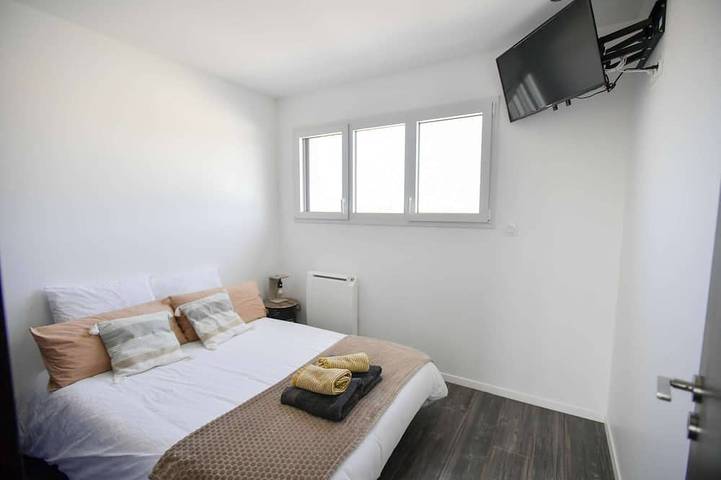 Location de vacances pour 8 personnes, avec terrasse ainsi que piscine et jardin à Sainte-Soulle - 2