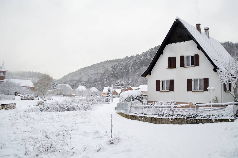 Gite tout confort, calme et indépendant avec piscine et jaccuzi - Vosges du Nord in Sturzelbronn, Sarreguemines