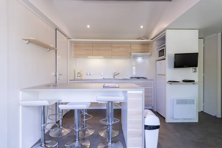 Mobil home pour 8 personnes, avec jacuzzi ainsi que bassin pour enfant et jardin, adapté aux familles à Bouzic - 4