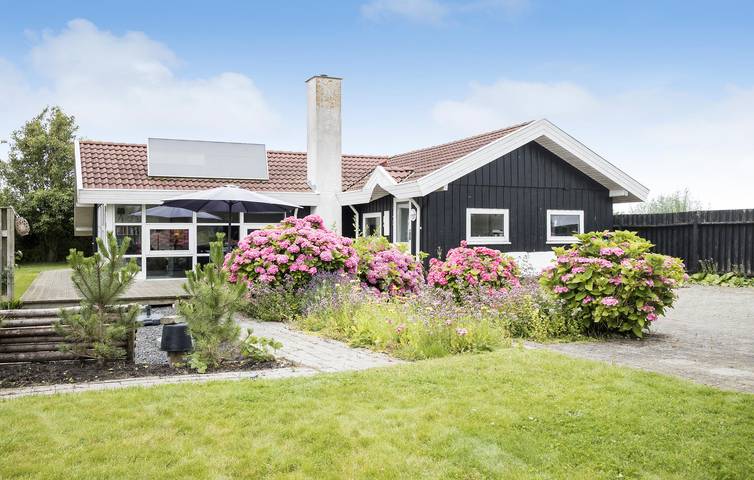 Ferienhaus für 7 Personen, mit Terrasse und Whirlpool sowie Garten und Sauna in Otterup