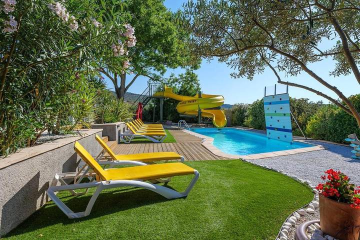Location de vacances pour 10 personnes, avec Terrasse et Jacuzzi ainsi que Jardin et Piscine à Conilhac-Corbières
