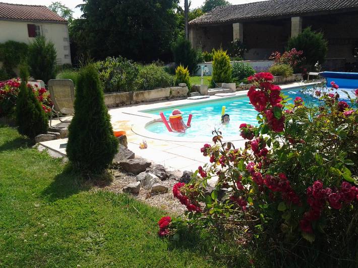 Gîte pour 26 personnes, avec terrasse ainsi que piscine et jardin, animaux acceptés dans Rives-d'Autise