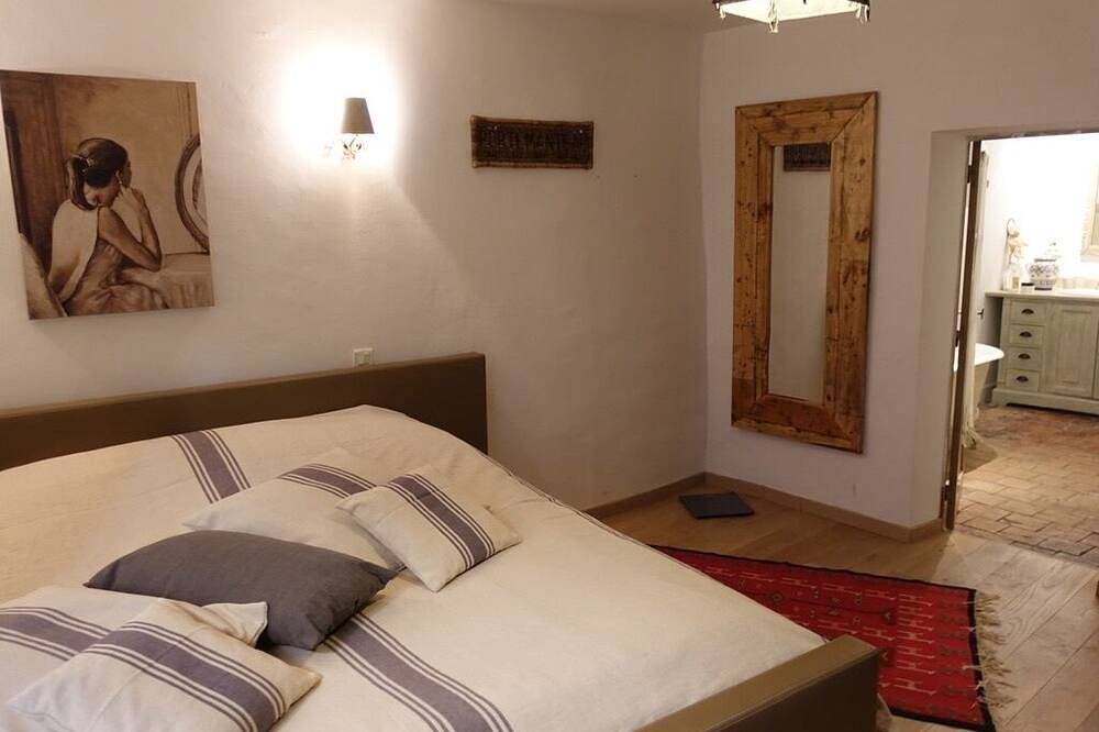 La Maison a peaceful and inspiring place to stay, in the heart of the village in Cucuron, Parc naturel régional du Luberon