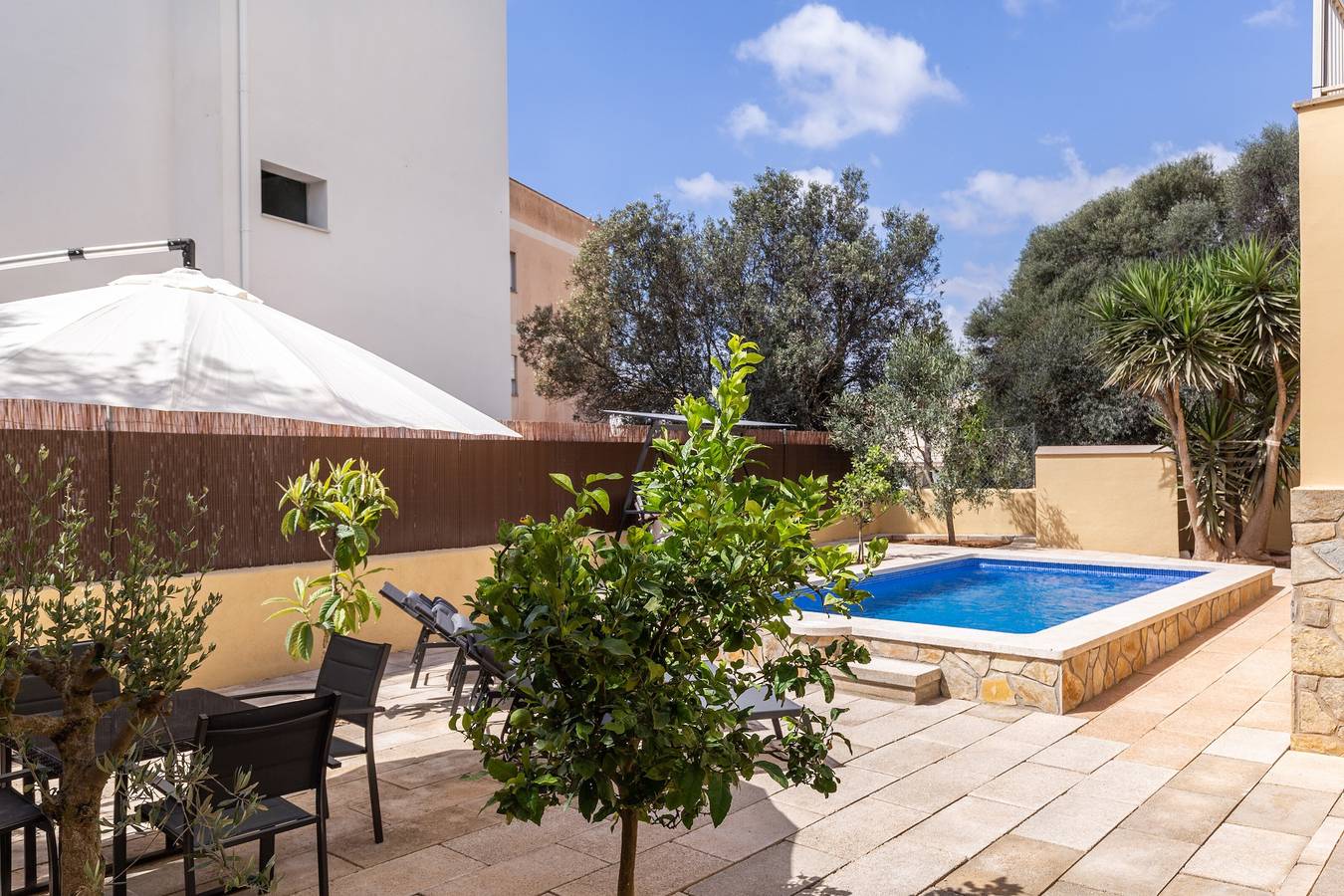 Vacation Home “Calamar 7” with Sea and Mountain View, Rooftop Terrace, Garden & Wifi in Portocolom, Felanitx
