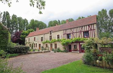 Gîte pour 14 personnes, avec piscine ainsi que terrasse et jardin dans Orne