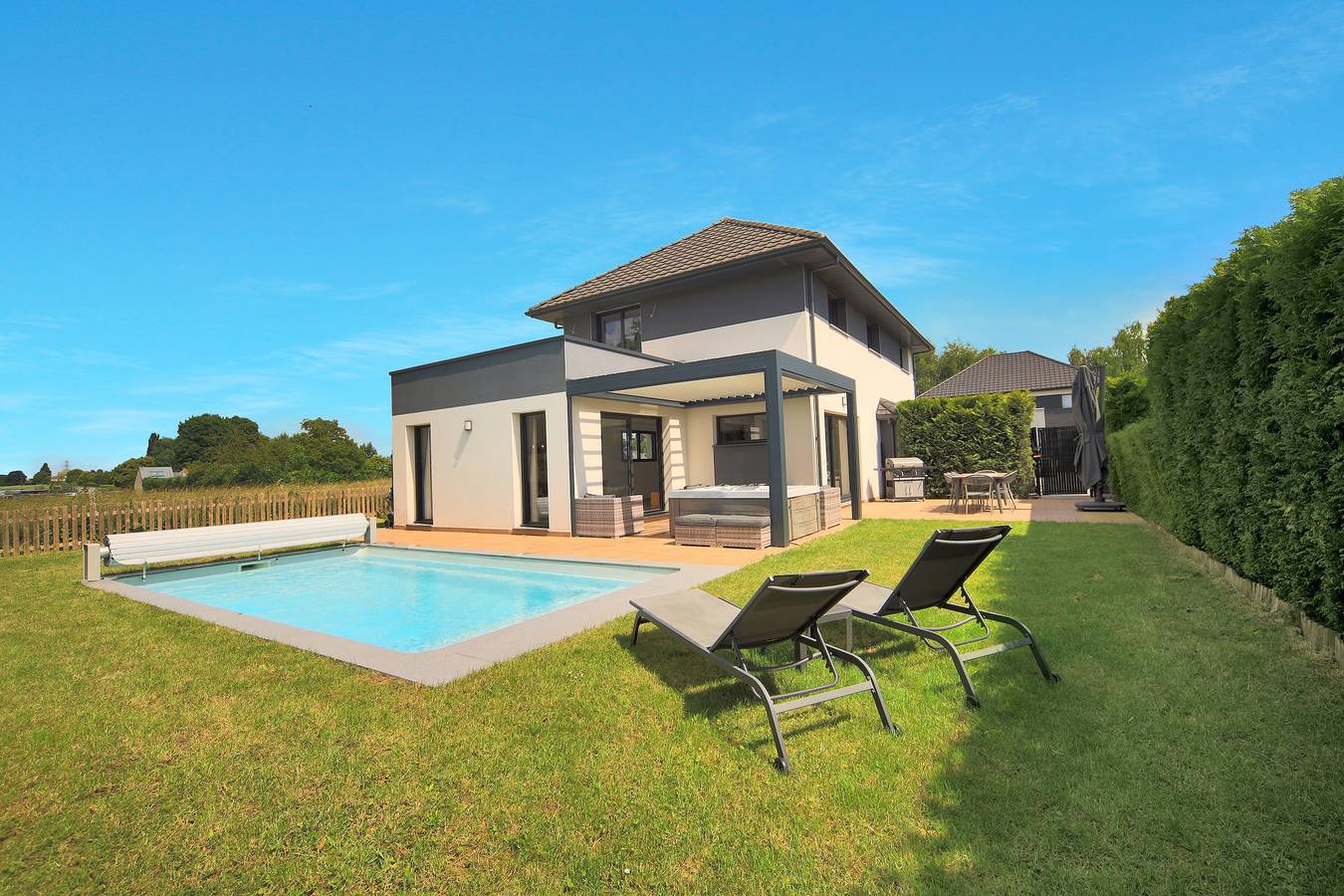 La Villa Sainghin - Piscine et Jacuzzi Privé in Sainghin-en-Mélantois, Lille region