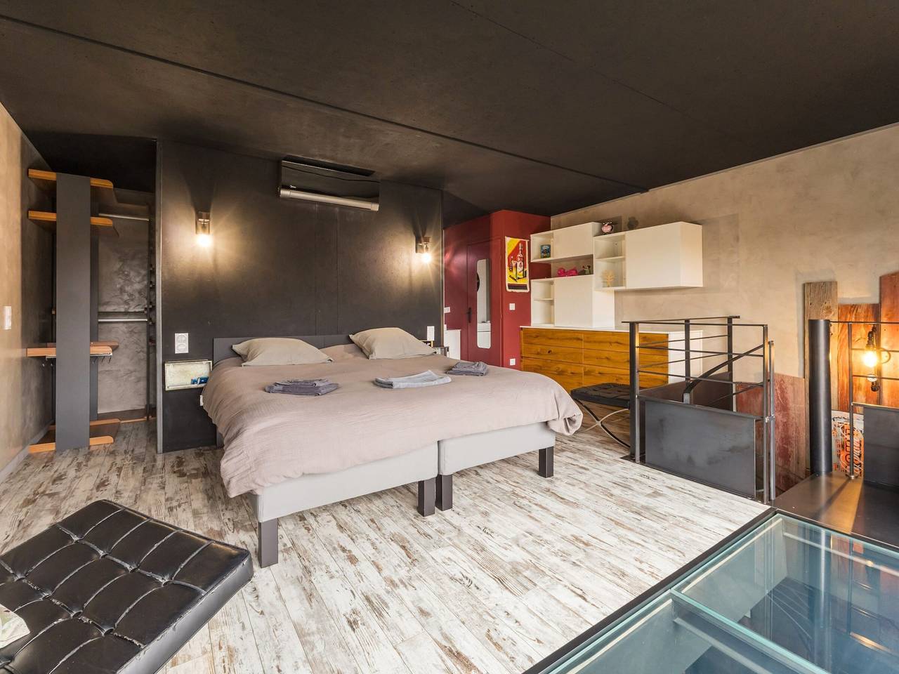 Industrial-style gîte near Grandlieu Lake, private parking in Saint-Mars-de-Coutais, Nantes region