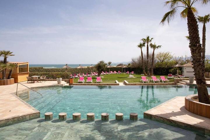 Hôtel pour 4 personnes, avec jacuzzi et sauna ainsi que jardin et piscine