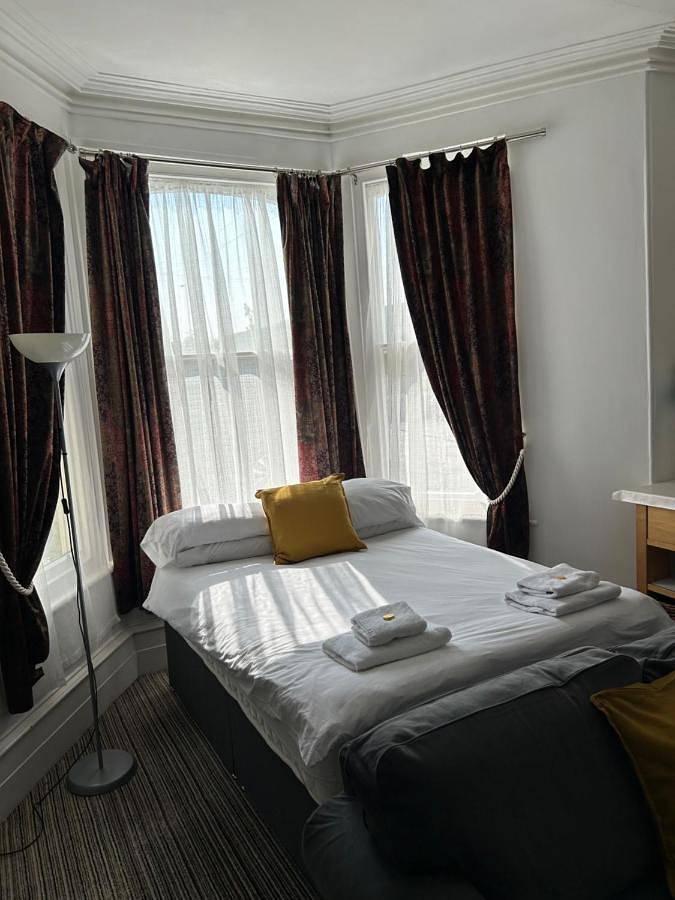 Single Room with Private Bathroom in Truro, Cornwall