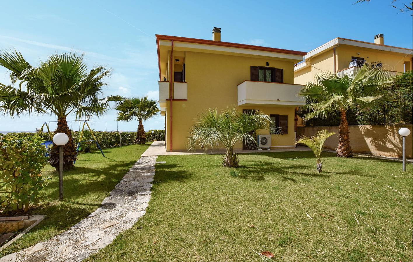 Sea View Apartment with Garage & Wifi, 1km to Beach in Diamante, Tyrrhenian Coast Kalabria