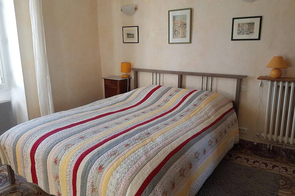 Mas entre Avignon, le Luberon et le Mont Ventoux, 10 couchages, piscine, jardin in Caromb, Parc naturel régional du Mont-Ventoux