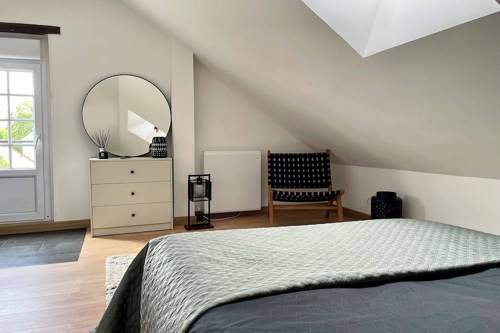 Villa à 1h de paris avec piscine chauffée et jacuzzi intérieur in Jaulnes, Seine-et-Marne