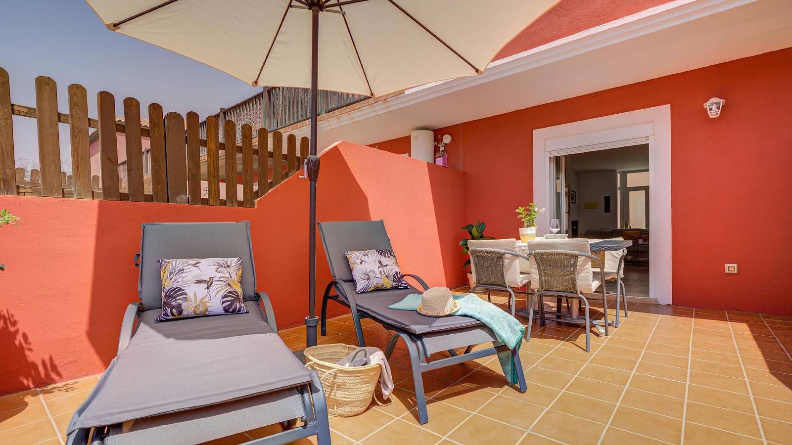 Poolside Terrace Apartment: Near Beach & Dining in Caleta De Fuste, Antigua