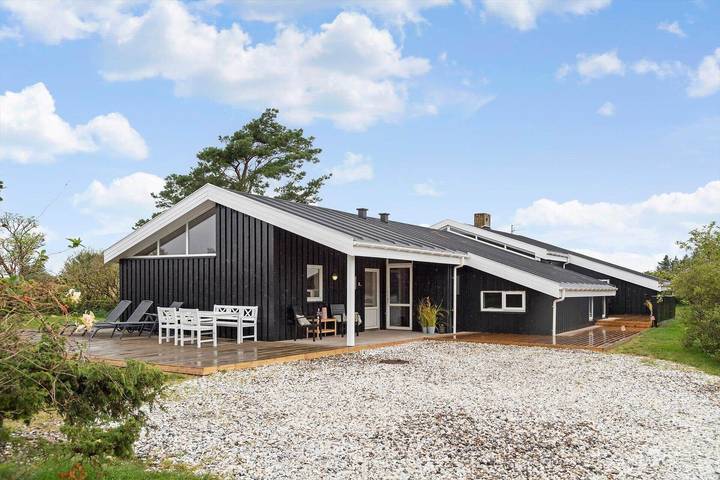 Ferienhaus für 16 Personen, mit Pool und Whirlpool sowie Terrasse und Sauna, mit Haustier