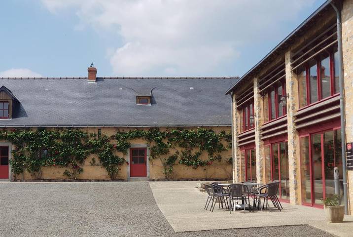 Location de vacances pour 30 personnes, avec Terrasse ainsi que Jardin et Piscine à Chémeré-le-Roi