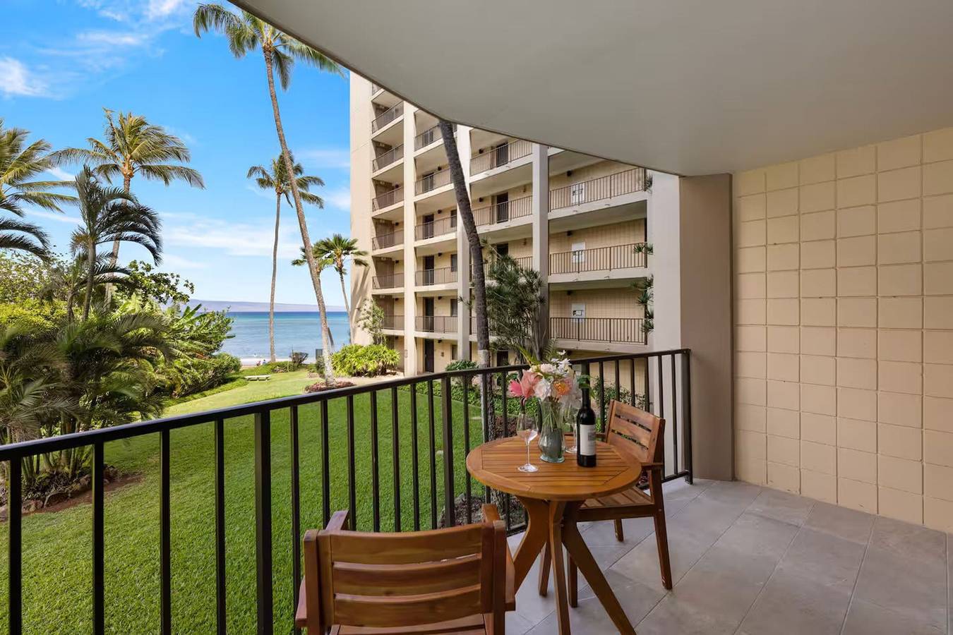 Ganze Wohnung, Ocean Views Luxury Amenities Beachfront Retreat in Kahana, Napili-Honokowai