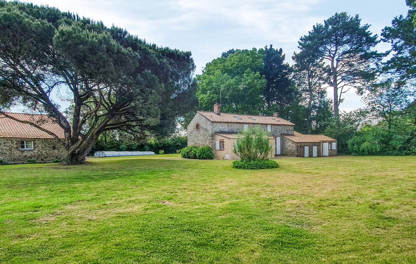 Geräumige Wohnung mit TV, Pool, Parkplatz in La Boissière-des-Landes, Vendée