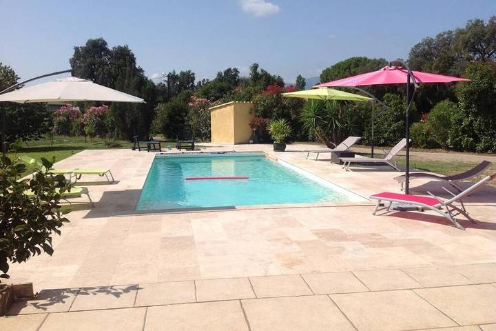 Appartement de vacances pour 4 personnes, avec piscine et jardin
