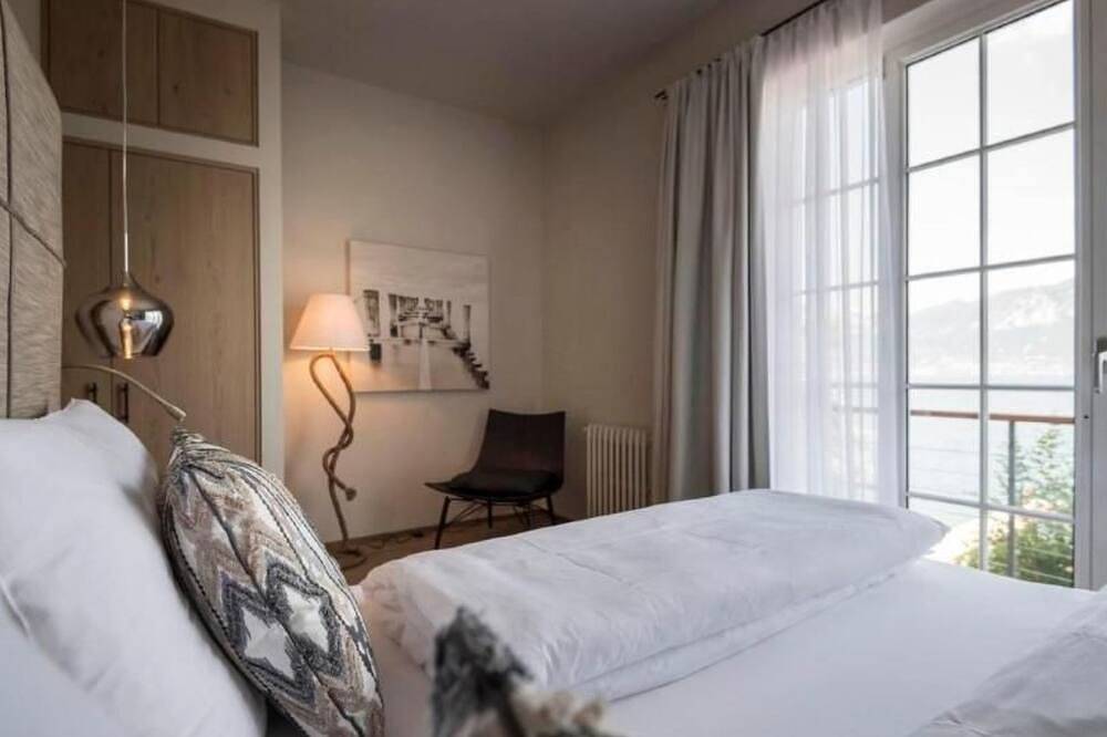 Luxusvilla am Gardasee mit privatem Badesteg in Castelletto di Brenzone, Brenzone